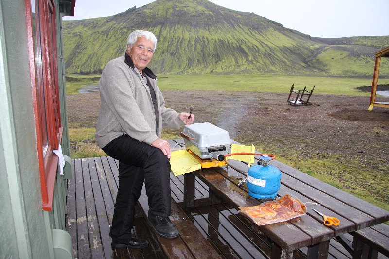 IMG_14444.JPG - Sævar trússari grillar í næturgrillinu. Komin rigning