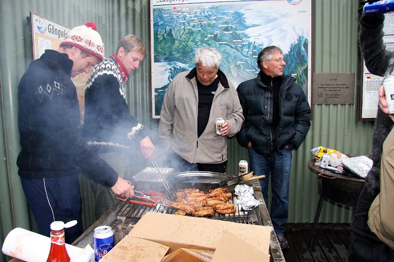IMG_14594-e.jpg - Nýliðarnir í grillinu undir yfirumsjón Sævars yfirgrillara og inspektor Kristinn fylgist með