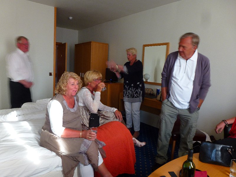 P1020002.JPG - Fordrykkurinn hafinn á Hótel Örk