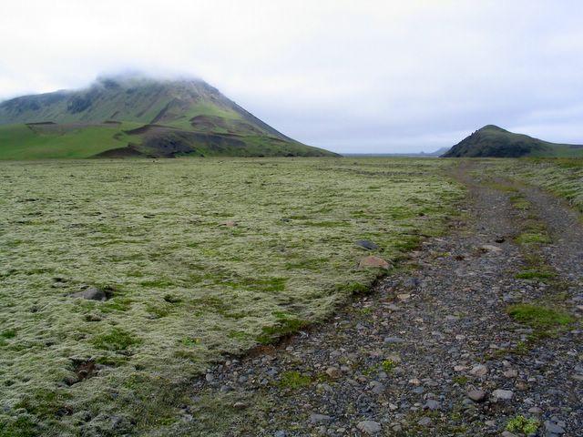 154_5419.jpg - Þokan var á tindunum. Stórhöfði til vinstri og Litlihöfði til hægri