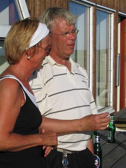 154_5453.jpg - Ánægðir sigurvegarar með verðlaunagripinn - golfkúlu