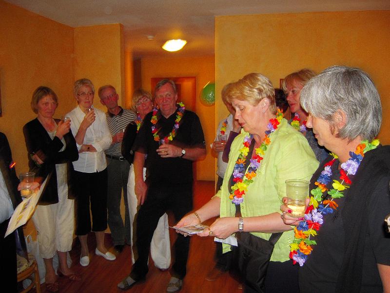 050-e.jpg - Það var slegið upp veislu í herbergjum Siggu og Gauja