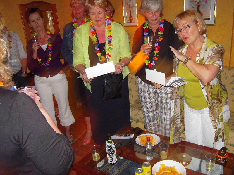 053-e.jpg - Gjafirnar afhentar...