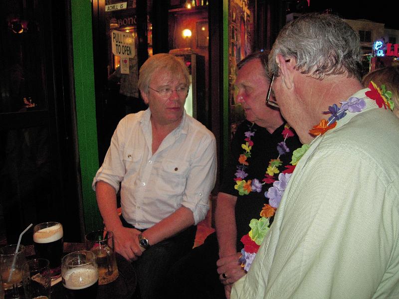 065-e.jpg - Spáð í hvort eigi að opna eða gera frekari atlögu að barnum