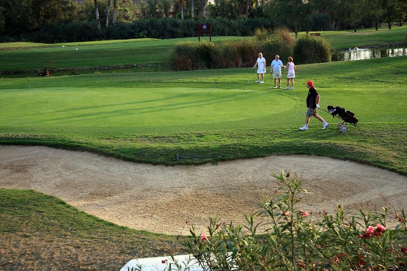 IMG_10929-e.jpg - Á golfvellinum. Það er Össi sem stormar að gríninu. Hrönn, Siffi og Bjögga standa við grínið