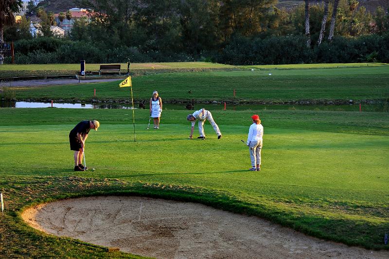 IMG_10933-e.jpg - Gaui að pútta, Jakob að gera sig klárann en Iðunn og Sigga fylgjast með