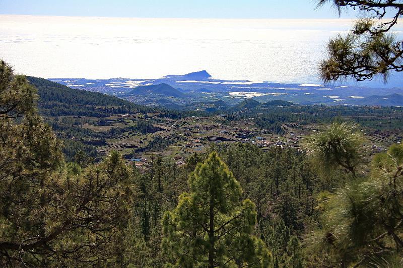 IMG_10950-e.jpg - Svipað útsýni - ef vel er að gáð má sjá flugvöllinn niður við sjó