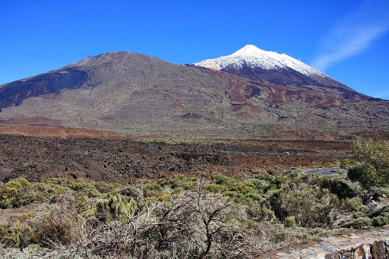 IMG_10954-e.jpg - Komin í þjóðgarðinn. Þarna átti að ganga á Teide, hæsta fjall Spánar, 3718 m, en of mikill snjór á toppnum ásamt skriðuföllum á veginn gerði ferðina á toppinn að engu