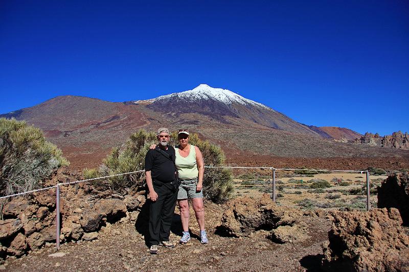 IMG_10967-ee.jpg - Skötuhjúin með Teide í baksýn. Nær tindinum komumst við ekki að þessu sinni