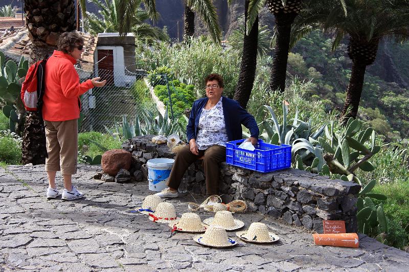 IMG_11047-e.jpg - Þarna voru seldir hattar og ávextir