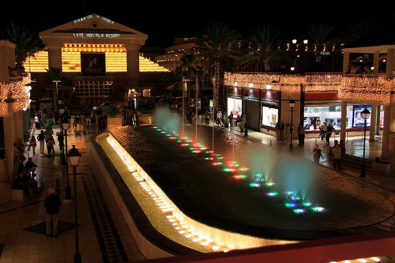 IMG_11109-e.jpg - Á "Laugaveginum" í verslunarhverfi Las Americas, marglitur gosbrunnur fremst