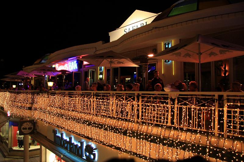 IMG_11120-e.jpg - Veitingastaðurinn var ljósum prýddur