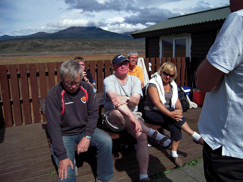 DSCN0156-e.jpg - "Mér er eitthvað íllt í hnénu..." - ...