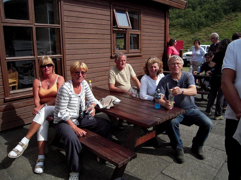 DSCN0158-e.jpg - Beðið eftir rútunni. Takið eftir að nú er vatn á borðinu!!