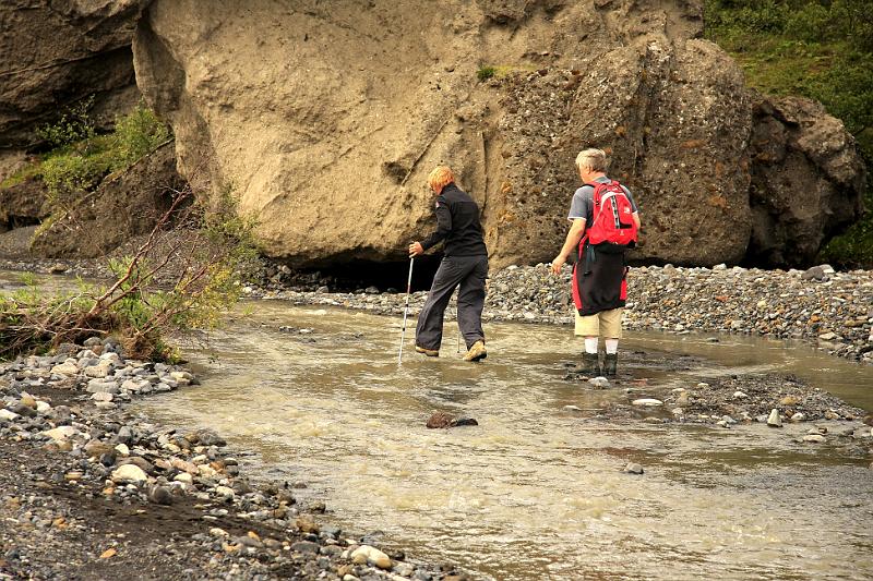 _MG_2977-e.jpg - Björg gengur á vatninu. Jakob horfir á