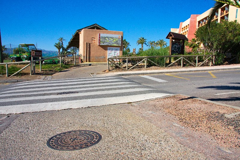 _MG_0748-ed.jpg - Æfingasvæðið og hótelið. Myndin tekin á stígnum út á 1. teig