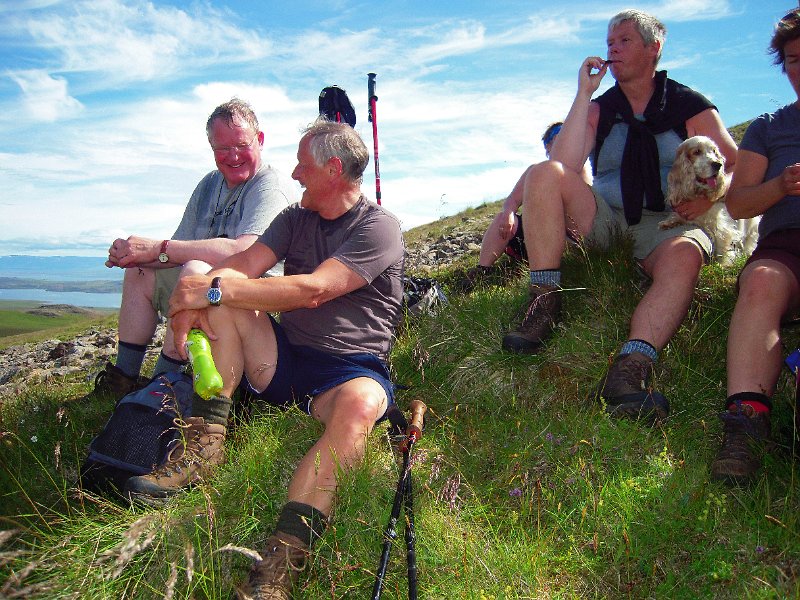 DSCN1150-e.jpg - Spjallað og slappað af í góða veðrinu