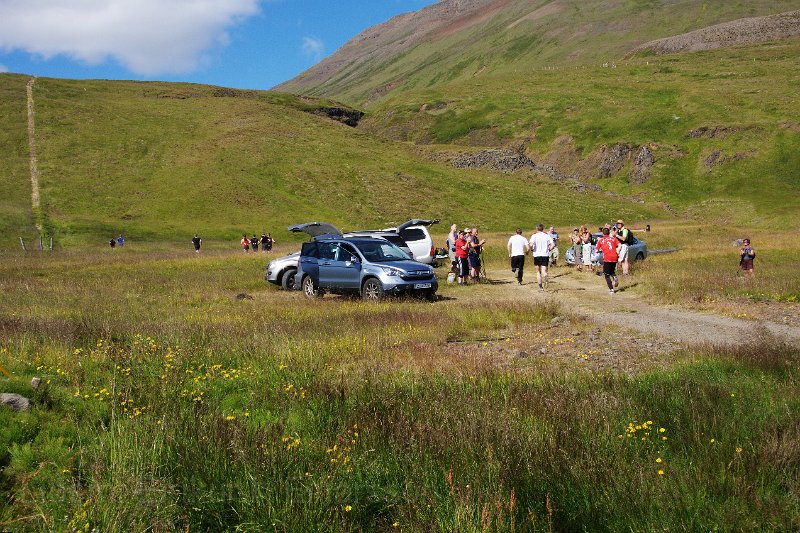 IMG_13593-e.jpg - Hlaupararnir fóru á undan okkur upp Heydalinn