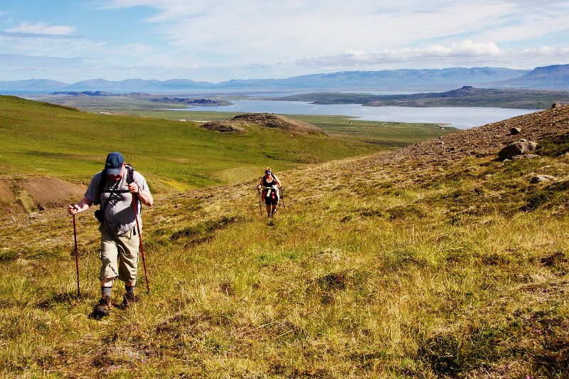 IMG_13607-e.jpg - Séð niður Heydal, Óli og Alma á göngu og Borgarvirki í baksýn