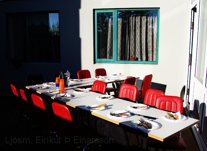 IMG_13713-e.jpg - ... og veisluborðið tilbúið