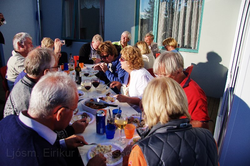 IMG_13714-e.jpg - Byrjað á kræsingunum