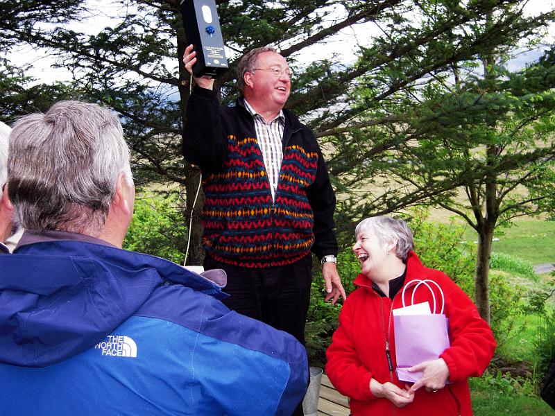 DSCN0738-e.jpg - Gunnar og frú hampa örlitlum þakklætisvotti fyrir móttökurnar ...