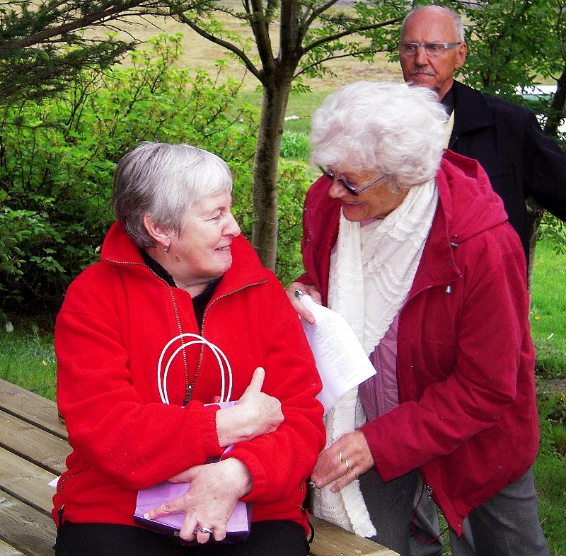 DSCN0739-e.jpg - Þær stungu saman nefjum, frúrnar ...