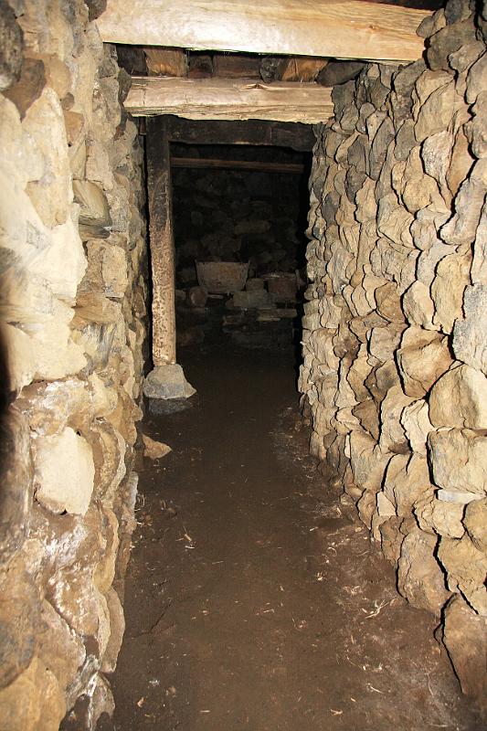 IMG_7731-e.jpg - Göngin inn í bæinn, hlóðaeldhús beint fram undan