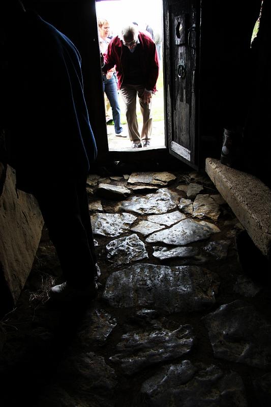 IMG_7734-e.jpg - Hellurnar á gólfinu við bæjardyrnar eru slitnar og gljáandi af notkun aldanna