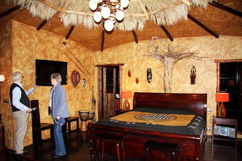 IMG_7751-e.jpg - ... og bauð okkur að líta herbergin. Þetta er Afríkuherbergið ...
