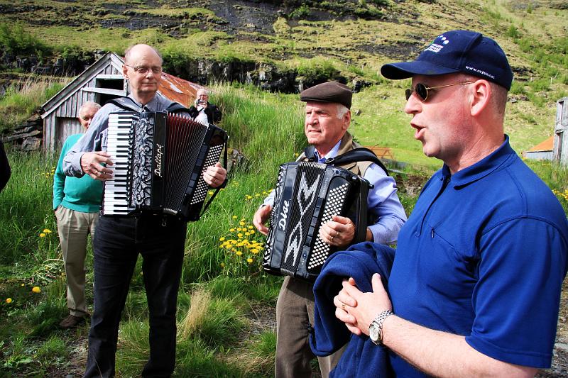 IMG_7770-e.jpg - Bræður sungu kvæðið Í Hlíðarendakoti eftir Þorstein Erlingsson við undirleik Gísla Gíslasonar og Jóns Berg. Birgir var forsöngvari