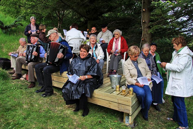 IMG_7804-e.jpg - Nikkurnar þandar og söngbókin komin á loft ...