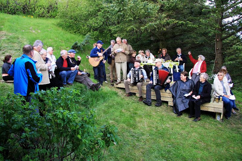 IMG_7807-e.jpg - ... og þá er ekki að sökum að spyrja - allir bresta í söng ...