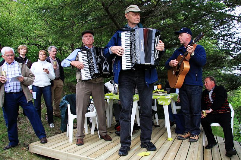 IMG_7828-e.jpg - ... en tók svo til við spilamennskuna ásamt félögum sínum, þeim Gísla Gíslasyni og Birgi Ottóssyni
